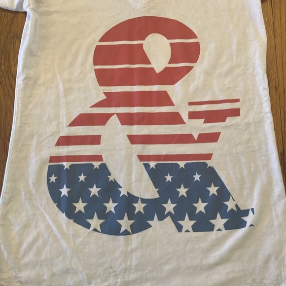 Of Mice & Men Patriotic  band logo v-neck tee size medium - Picture 2 of 6